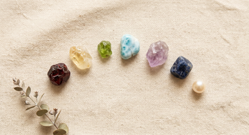Gemstones จัดเรียงจากโทนอุ่นไปโทนเย็นบนผ้าลินิน