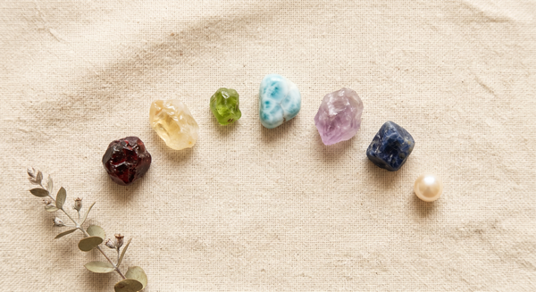 Gemstones จัดเรียงจากโทนอุ่นไปโทนเย็นบนผ้าลินิน