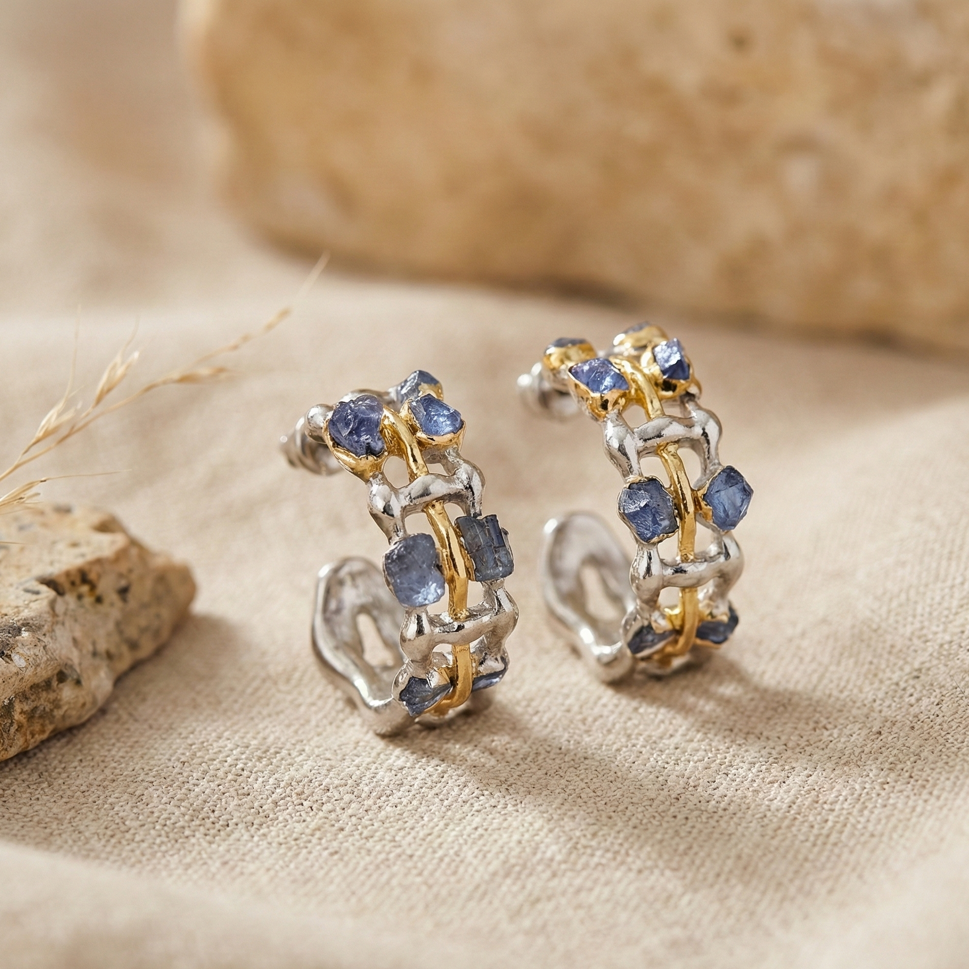 ต่างหูห่วงเงิน 925 ชุบไฟฟ้าทำมือ ประดับแทนซาไนต์ดิบ — Goldlip Thailand