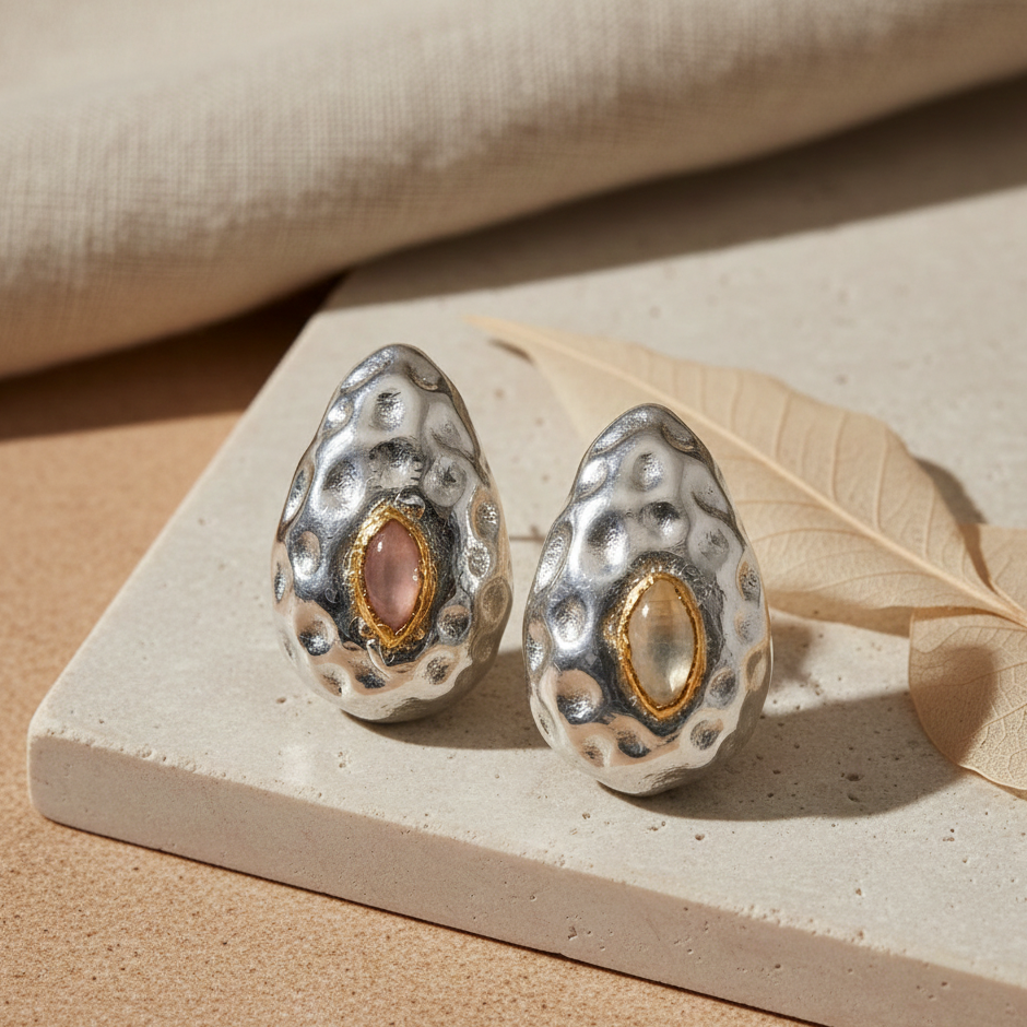 alt
ต่างหูเงิน 925 ทำมือแบบ electroformed พร้อมพลอยโอปอลเอธิโอเปียทรงคาโบชอง — Goldlip Thailand